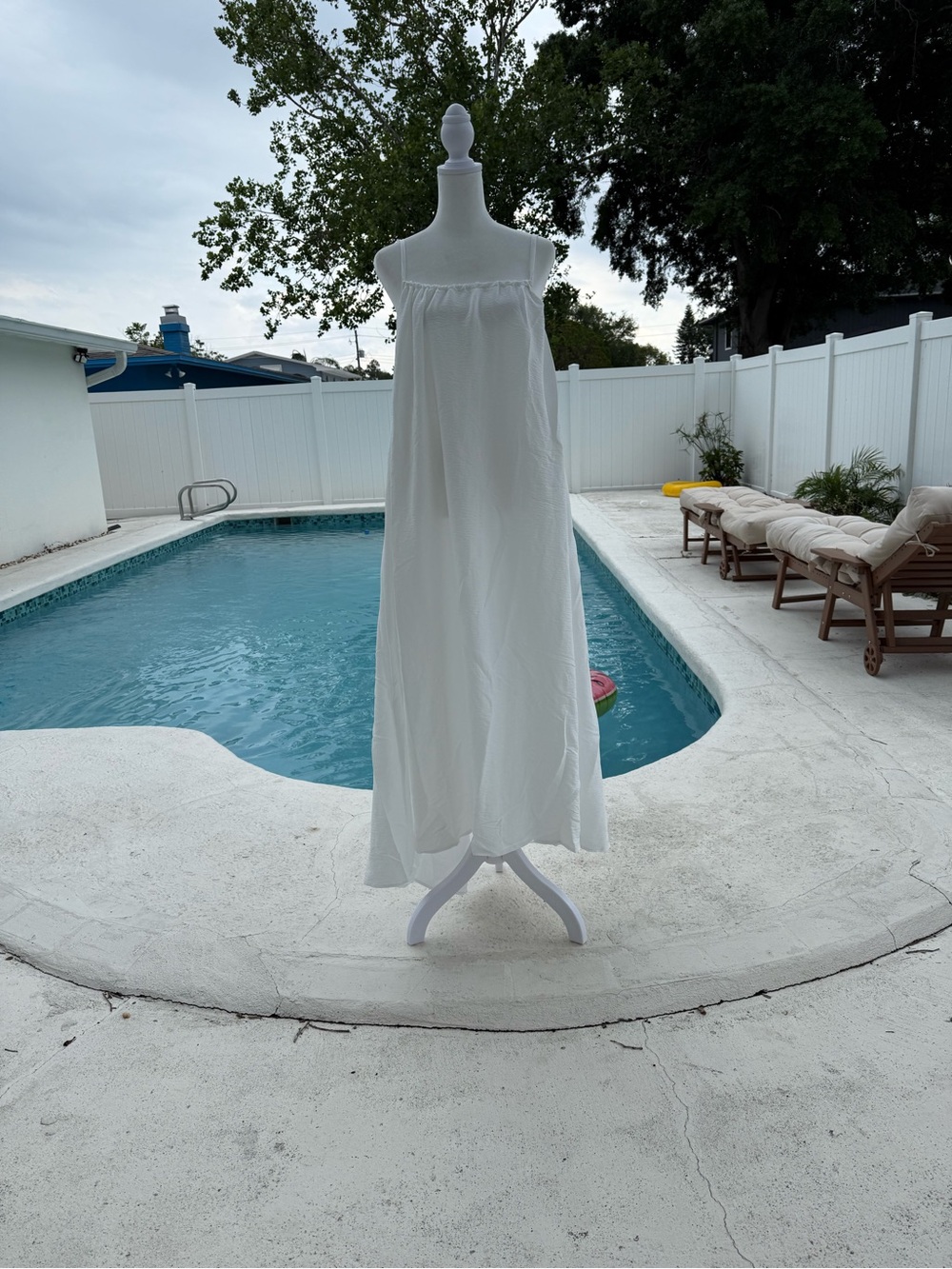 Backless White Spaghetti-Strap Maxi Dress - Beach-Ready Style - Picture 3 of 4